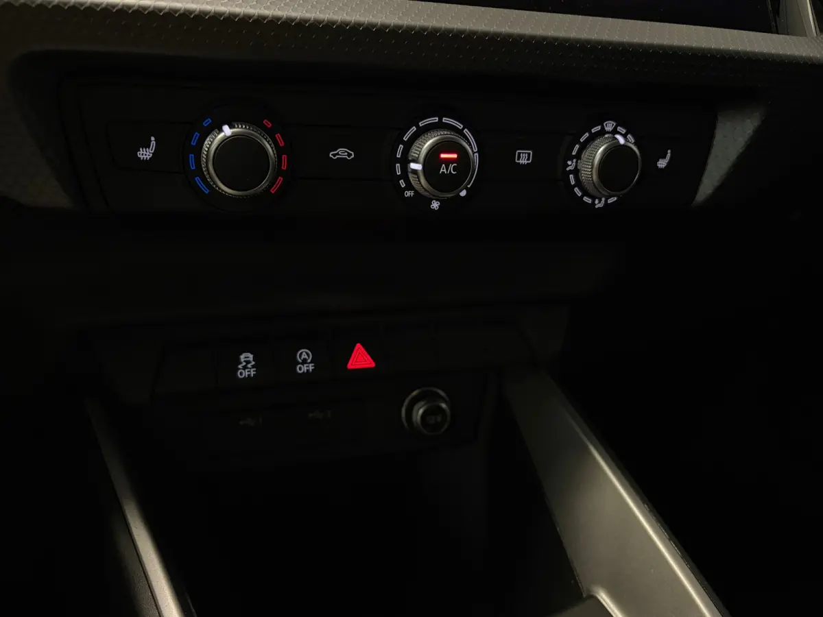 Pro Line 30TFSi 110pk | 18" Zwarte lichtmetalen velgen | Carplay | Donker getint glas | Cruise control |
