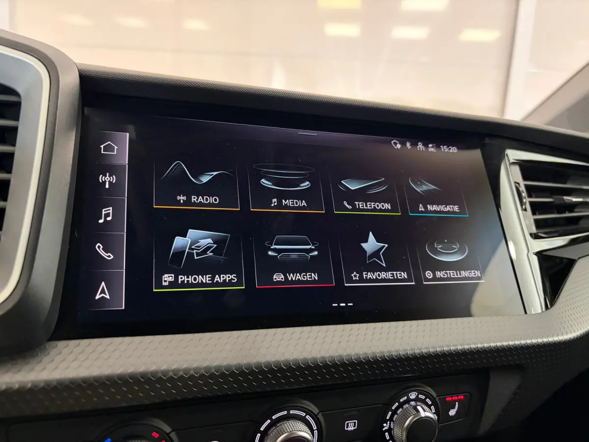 Pro Line 30TFSi 110pk | 18" Zwarte lichtmetalen velgen | Carplay | Donker getint glas | Cruise control |