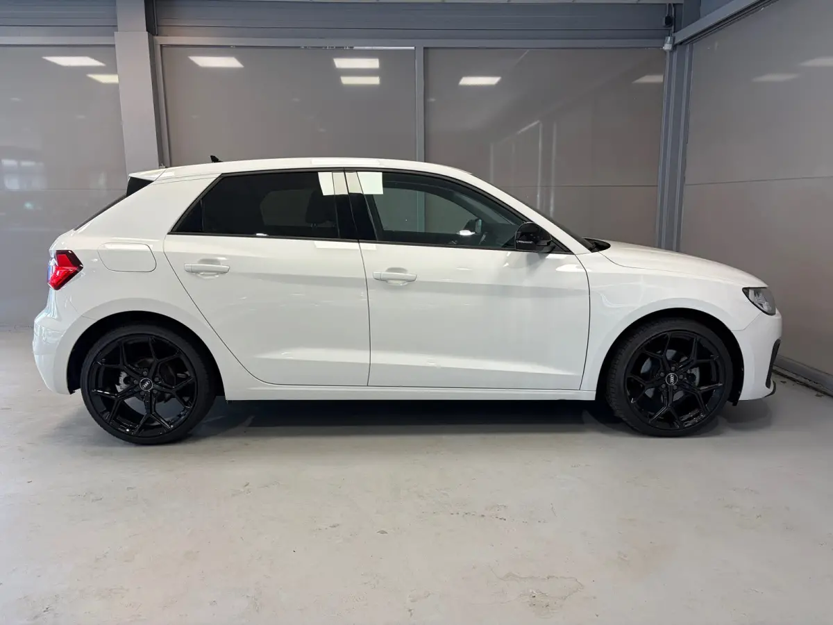 Pro Line 30TFSi 110pk | 18" Zwarte lichtmetalen velgen | Carplay | Donker getint glas | Cruise control |