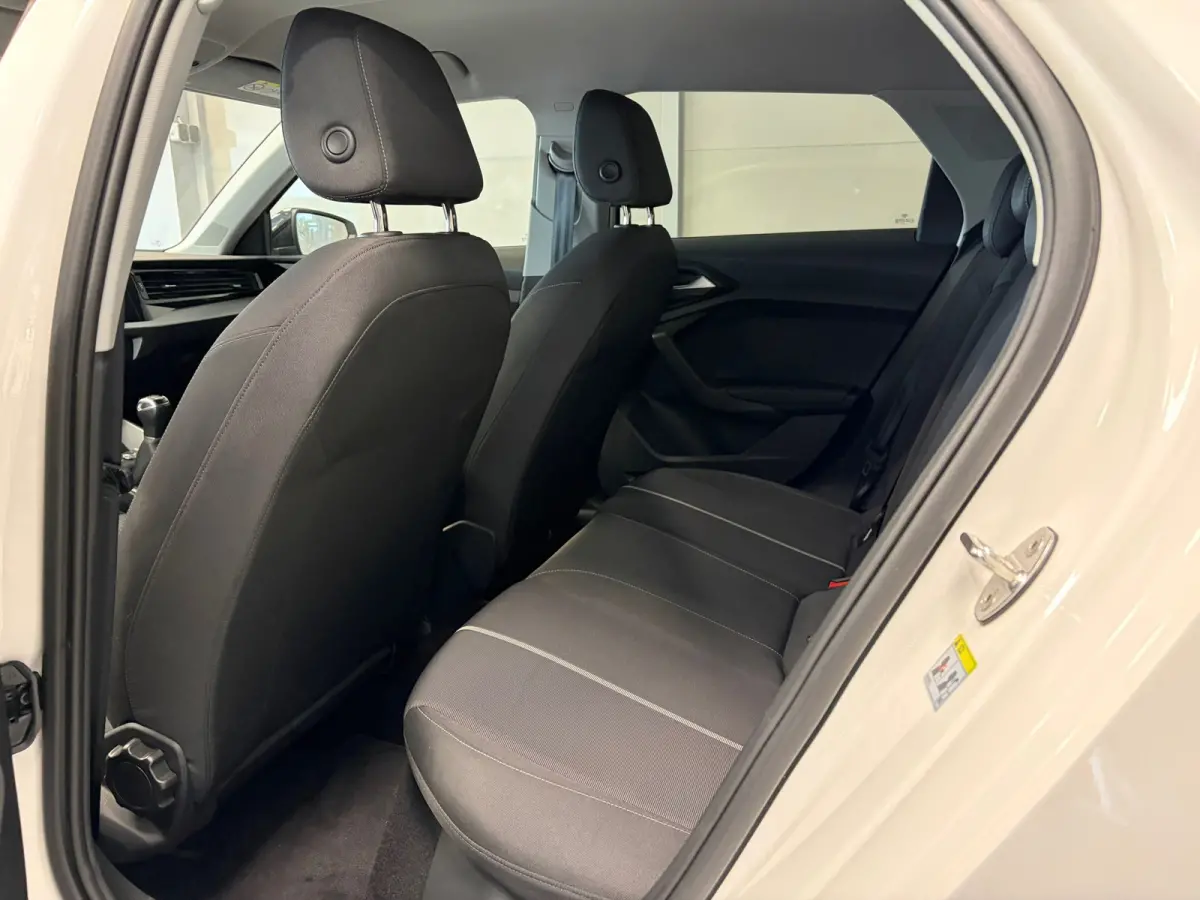 Pro Line 30TFSi 110pk | 18" Zwarte lichtmetalen velgen | Carplay | Donker getint glas | Cruise control |