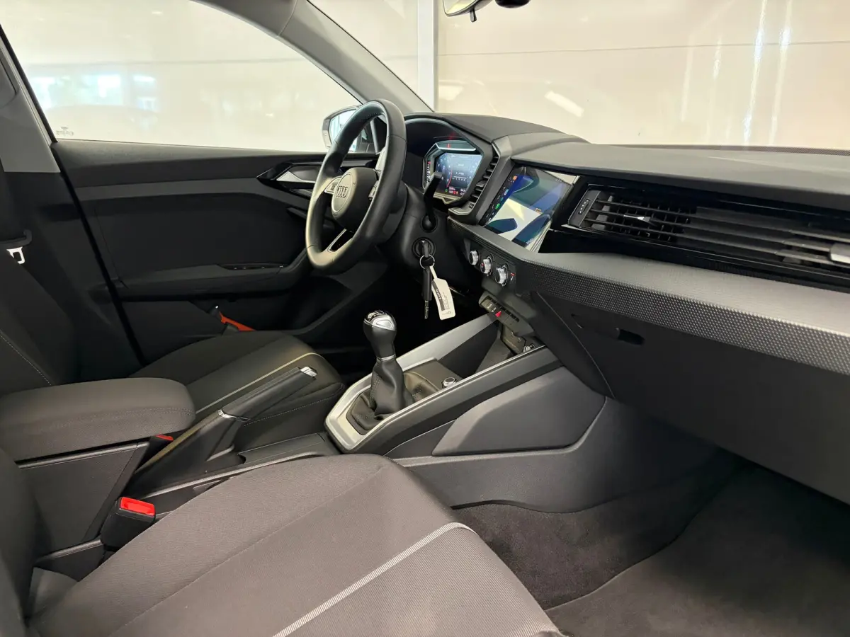 Pro Line 30TFSi 110pk | 18" Zwarte lichtmetalen velgen | Carplay | Donker getint glas | Cruise control |