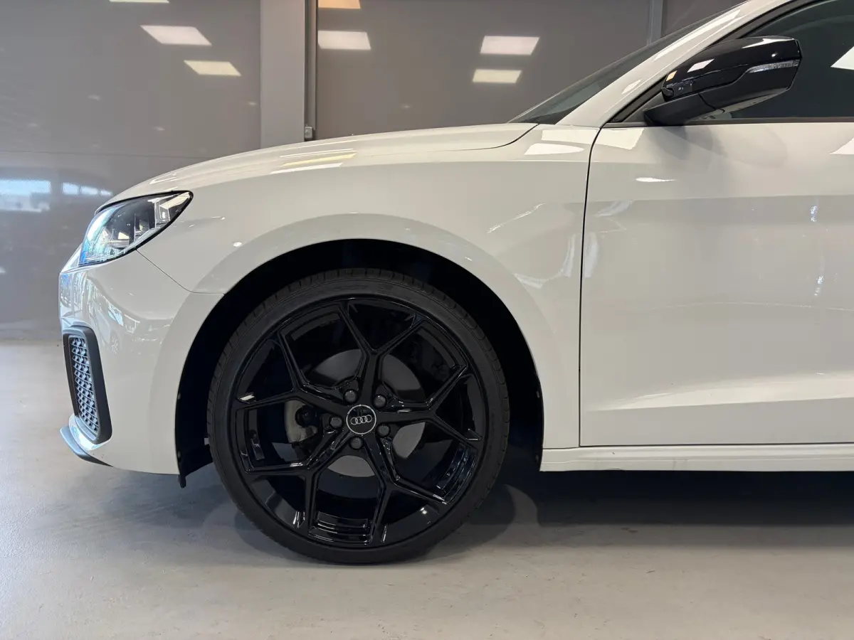 Pro Line 30TFSi 110pk | 18" Zwarte lichtmetalen velgen | Carplay | Donker getint glas | Cruise control |