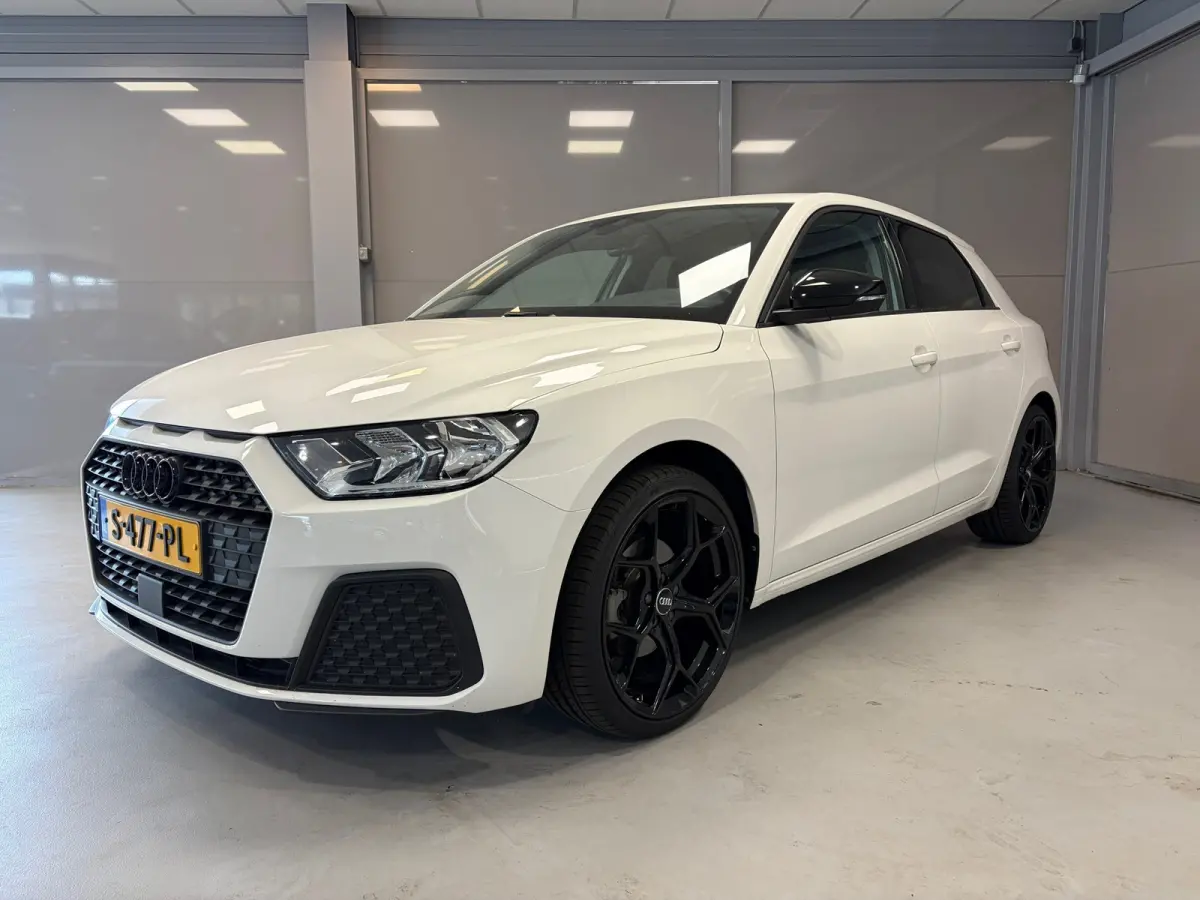 Pro Line 30TFSi 110pk | 18" Zwarte lichtmetalen velgen | Carplay | Donker getint glas | Cruise control |