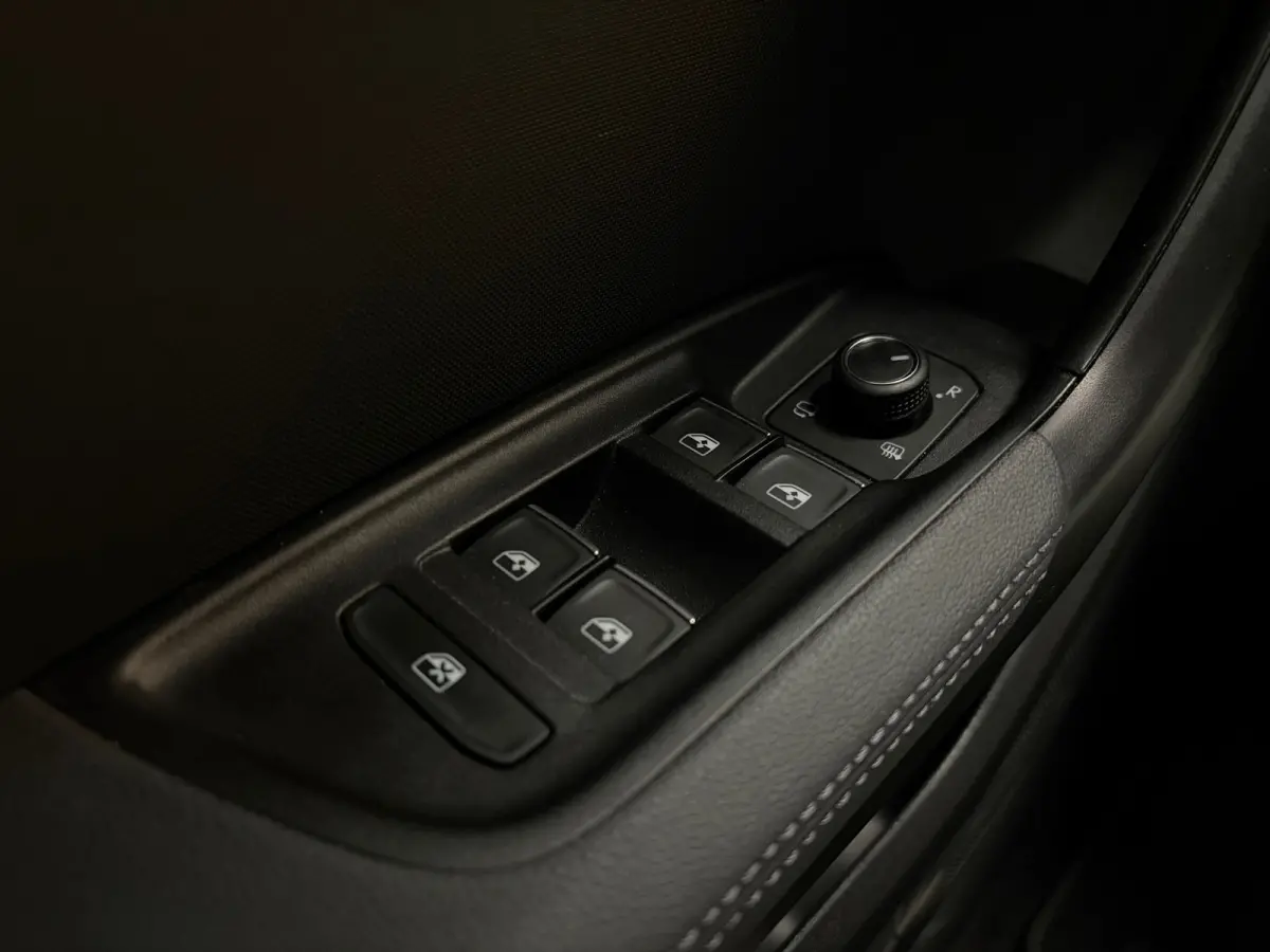 Pro Line 30TFSi 110pk | 18" Zwarte lichtmetalen velgen | Carplay | Donker getint glas | Cruise control |