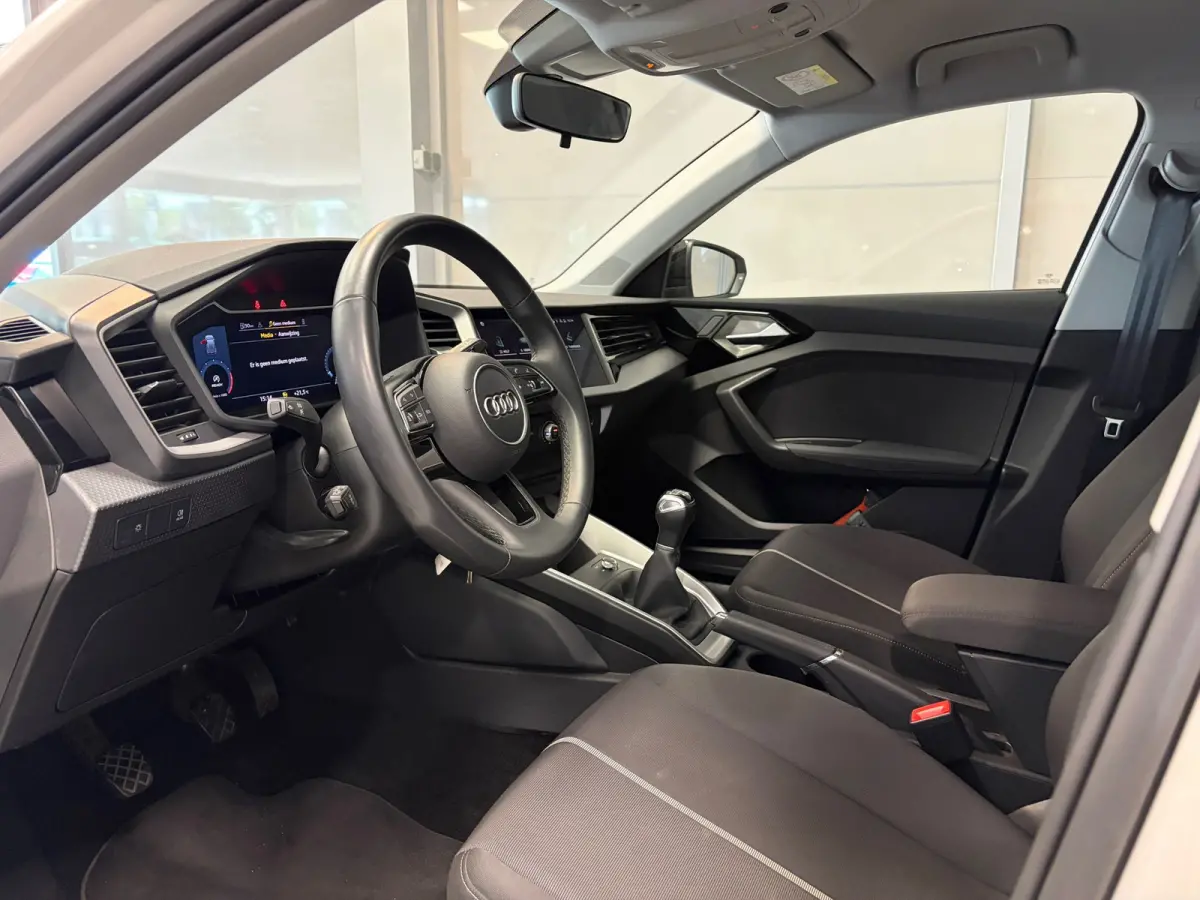 Pro Line 30TFSi 110pk | 18" Zwarte lichtmetalen velgen | Carplay | Donker getint glas | Cruise control |