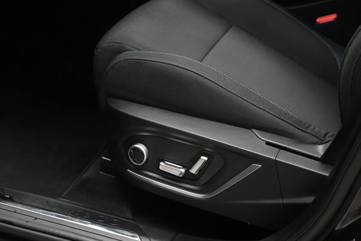 1.5 Plugin AdaptiveCruise 360View MemoryZetels Panodak AppleCarplay Blindspot PrivacyGlass 106000KM BJ2021