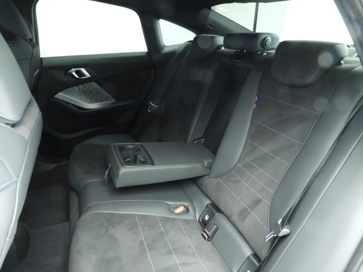 220 | M-Sportpakket | LED | Navigatie | Sportstoelen | Shadow line | DAB | Alu 18 inch