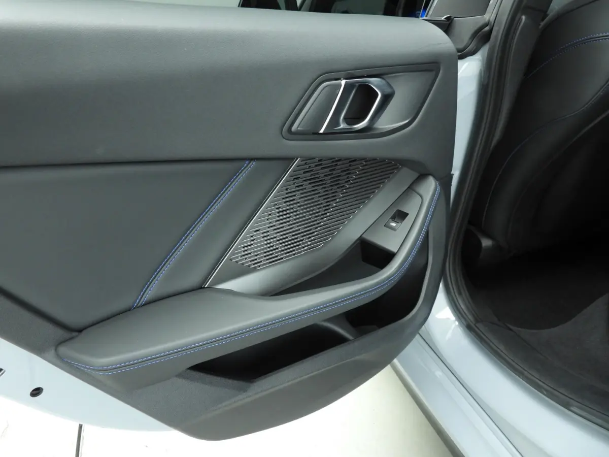 220 | M-Sportpakket | LED | Navigatie | Sportstoelen | Shadow line | DAB | Alu 18 inch