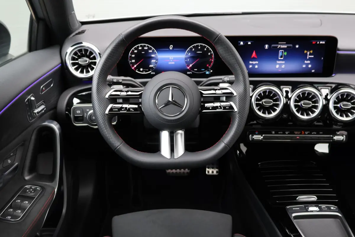 200 AMG Line / Panoramadak / Memory Stoelen / Keyless-Go / 360 Camera / Stuurwielverwarming