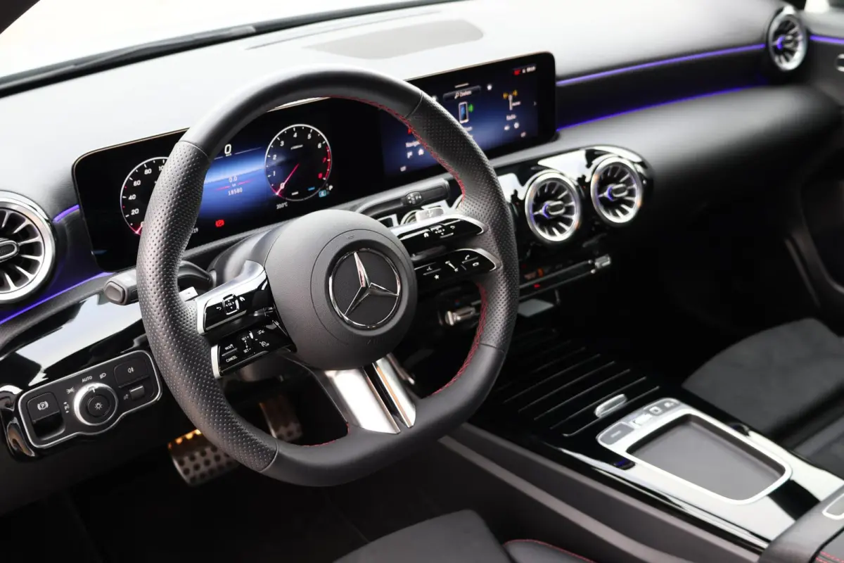 200 AMG Line / Panoramadak / Memory Stoelen / Keyless-Go / 360 Camera / Stuurwielverwarming