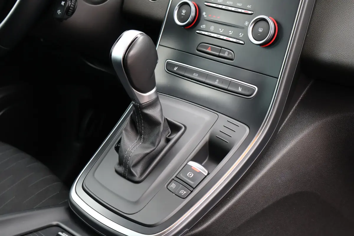 1.3 TCe Limited Automaat | Trekhaak | Stoelverwarming | Camera | Keyless | Apple Carplay / Android Auto | 20 Inch
