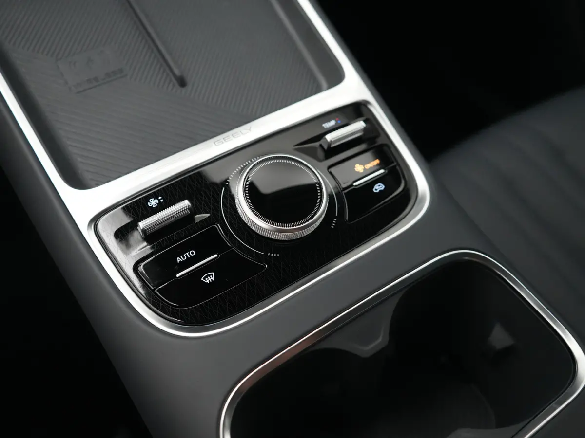 1.5 Max+ 29,8 kWh | 136km WLTP | Full Options | Panoramadak | Flyme Audio | 360° Camera |