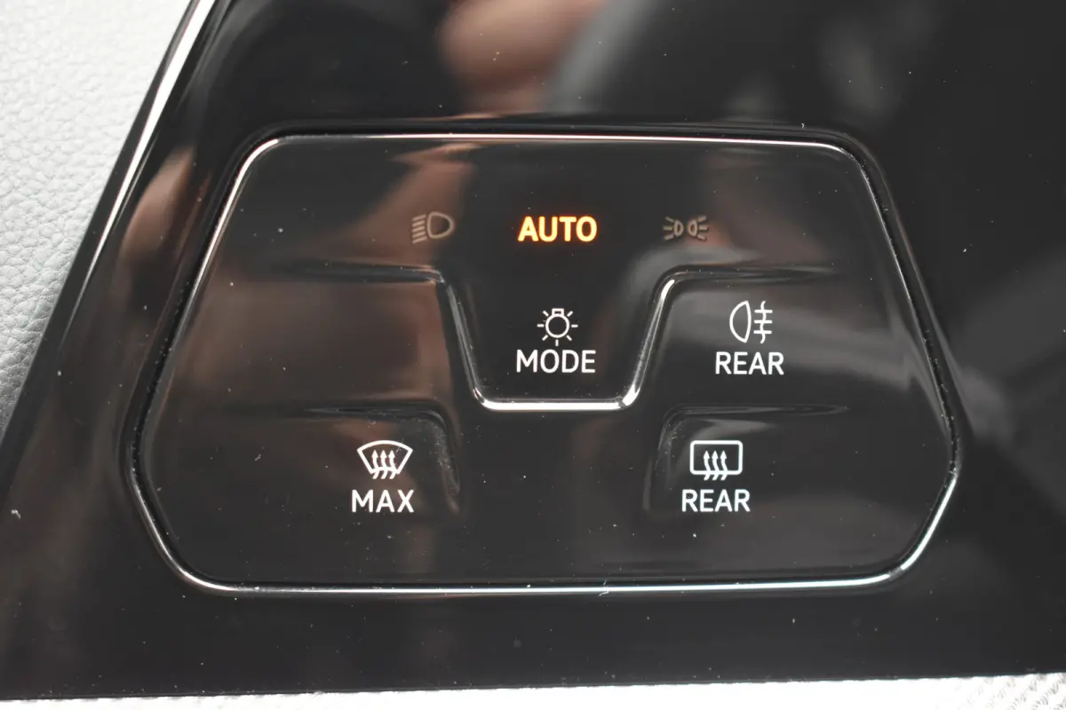1.5 eTSI 150pk R-Line Edition Automaat | Apple Carplay & Android Auto | Airco ECC | Camera achter | Parkeersensoren voor en achter | Stoel verwarming | Isofix Bevestigingspunten | Zeer Compl