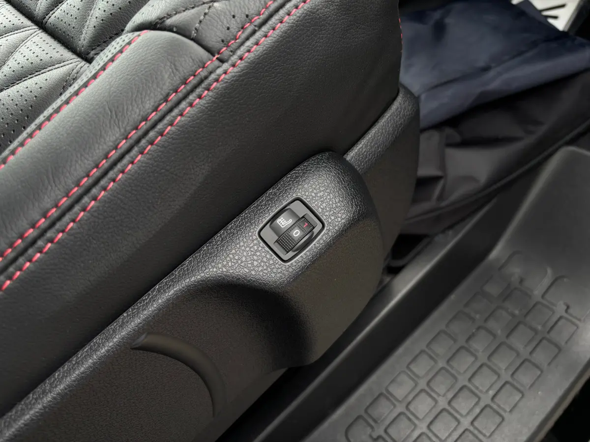EV L2 75 kWh Dynamic By Revolve | Betimmering | Camera | Stoelverwarming | Cruise Control | Navi | CLimate | Leder | Sidesteps | LED | Keyless