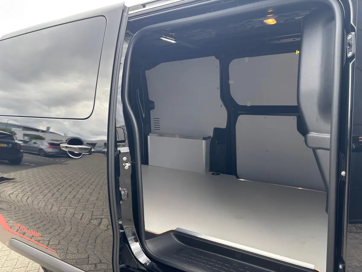 EV L2 75 kWh Dynamic By Revolve | Betimmering | Camera | Stoelverwarming | Cruise Control | Navi | CLimate | Leder | Sidesteps | LED | Keyless