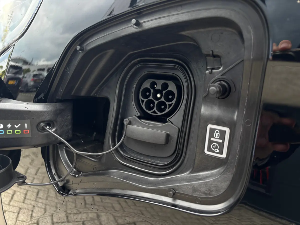 EV L2 75 kWh Dynamic By Revolve | Betimmering | Camera | Stoelverwarming | Cruise Control | Navi | CLimate | Leder | Sidesteps | LED | Keyless