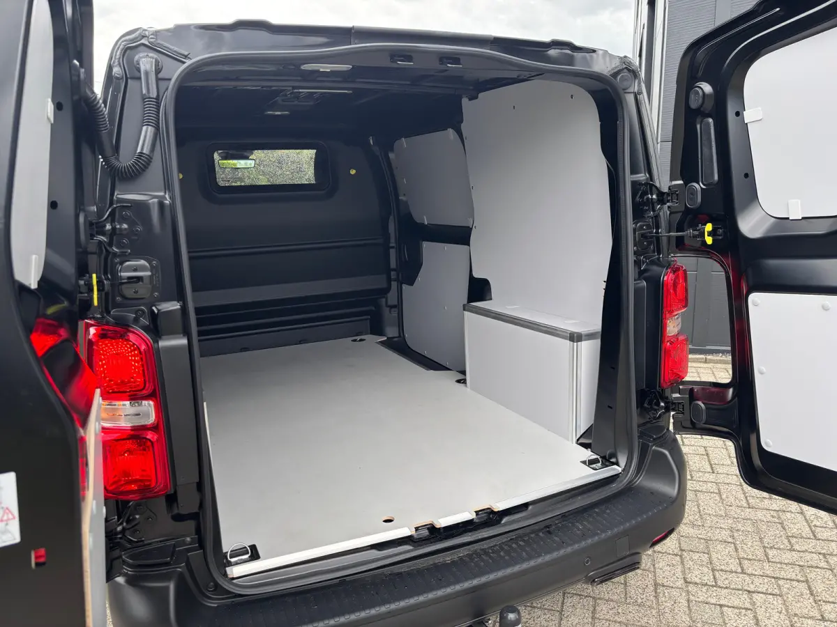 EV L2 75 kWh Dynamic By Revolve | Betimmering | Camera | Stoelverwarming | Cruise Control | Navi | CLimate | Leder | Sidesteps | LED | Keyless