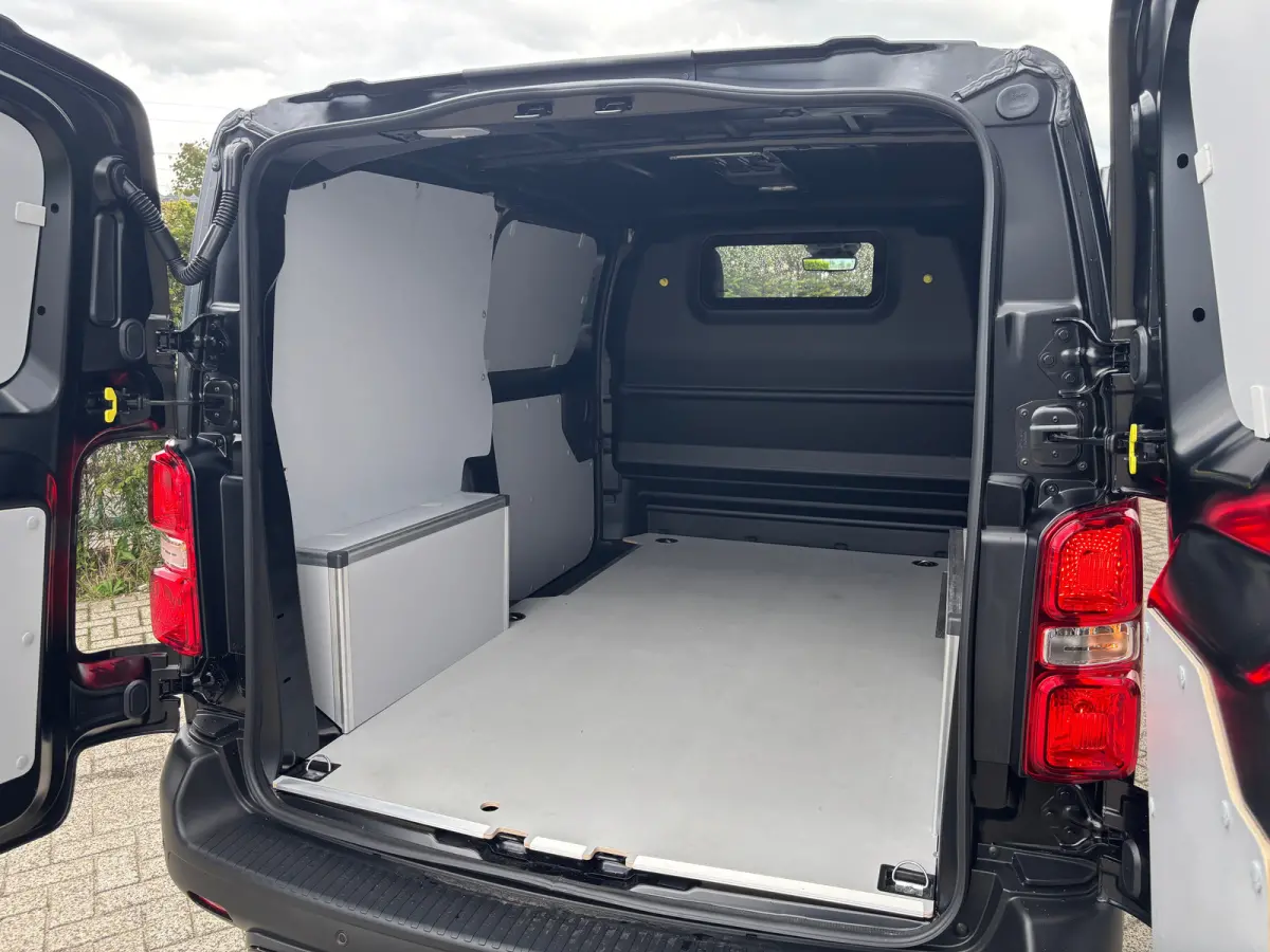EV L2 75 kWh Dynamic By Revolve | Betimmering | Camera | Stoelverwarming | Cruise Control | Navi | CLimate | Leder | Sidesteps | LED | Keyless