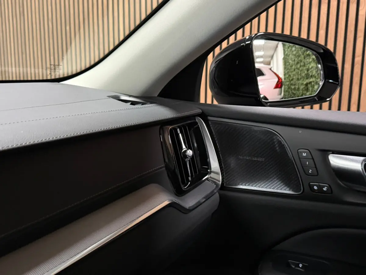 T6 AWD Recharge Ultra Dark | Trekhaak | 360 Camera | Schuifdak | Head-Up Display | Harman Kardon | Adaptieve Cruise Control | Stoelverwarming voor+achter | Stuurwielverwarming | Full LED Mee