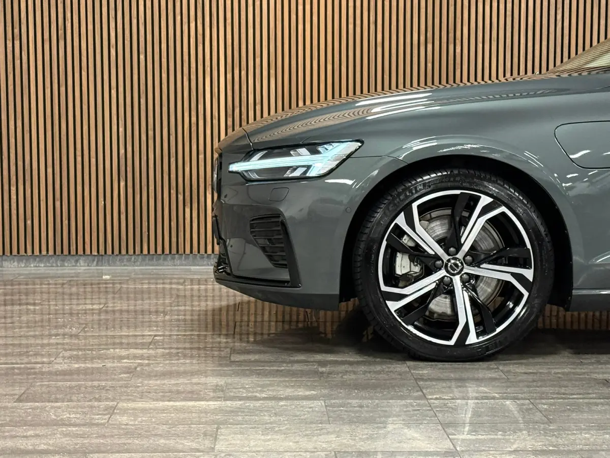 T6 AWD Recharge Ultra Dark | Trekhaak | 360 Camera | Schuifdak | Head-Up Display | Harman Kardon | Adaptieve Cruise Control | Stoelverwarming voor+achter | Stuurwielverwarming | Full LED Mee