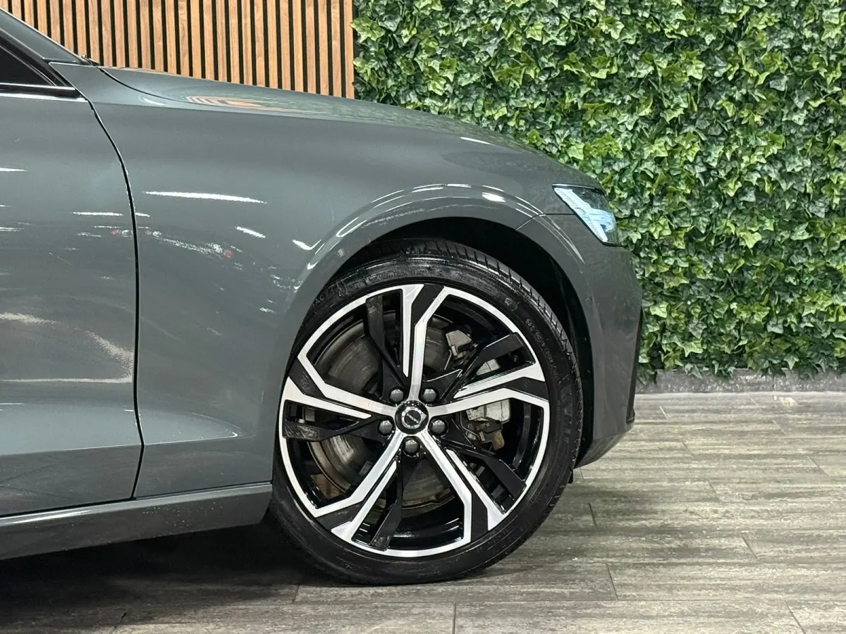 T6 AWD Recharge Ultra Dark | Trekhaak | 360 Camera | Schuifdak | Head-Up Display | Harman Kardon | Adaptieve Cruise Control | Stoelverwarming voor+achter | Stuurwielverwarming | Full LED Mee