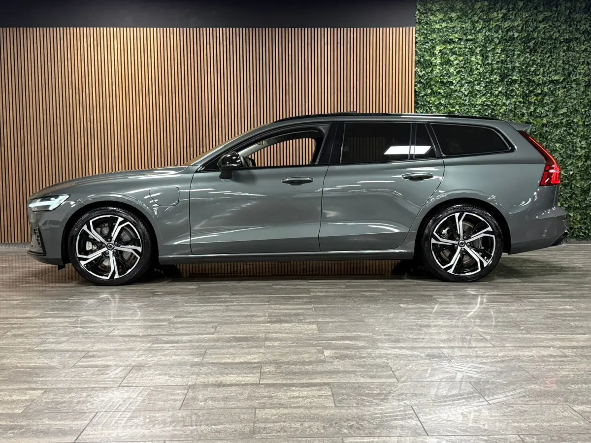 T6 AWD Recharge Ultra Dark | Trekhaak | 360 Camera | Schuifdak | Head-Up Display | Harman Kardon | Adaptieve Cruise Control | Stoelverwarming voor+achter | Stuurwielverwarming | Full LED Mee