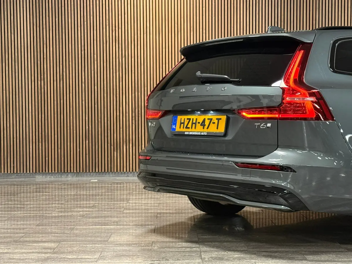 T6 AWD Recharge Ultra Dark | Trekhaak | 360 Camera | Schuifdak | Head-Up Display | Harman Kardon | Adaptieve Cruise Control | Stoelverwarming voor+achter | Stuurwielverwarming | Full LED Mee