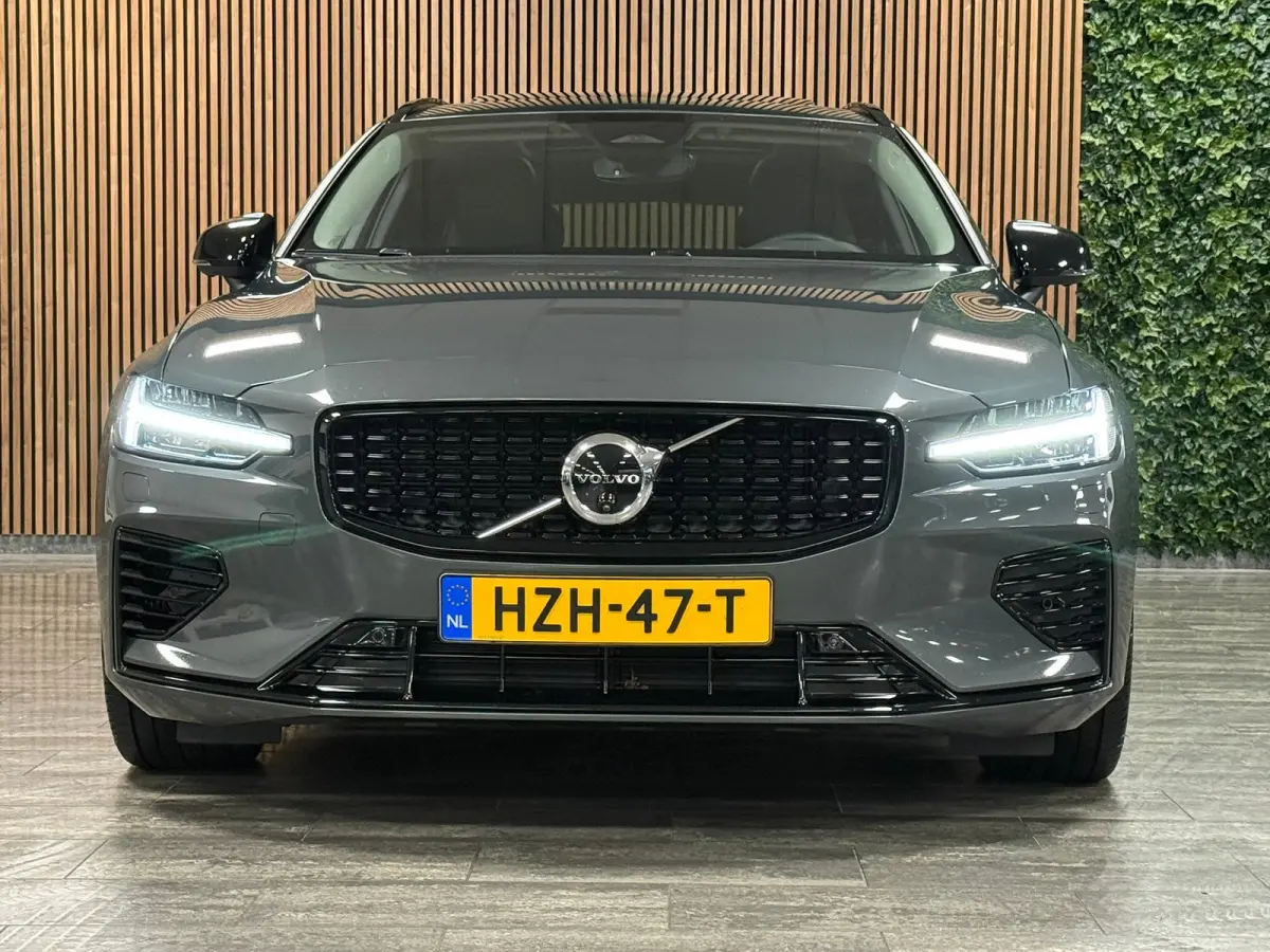 T6 AWD Recharge Ultra Dark | Trekhaak | 360 Camera | Schuifdak | Head-Up Display | Harman Kardon | Adaptieve Cruise Control | Stoelverwarming voor+achter | Stuurwielverwarming | Full LED Mee