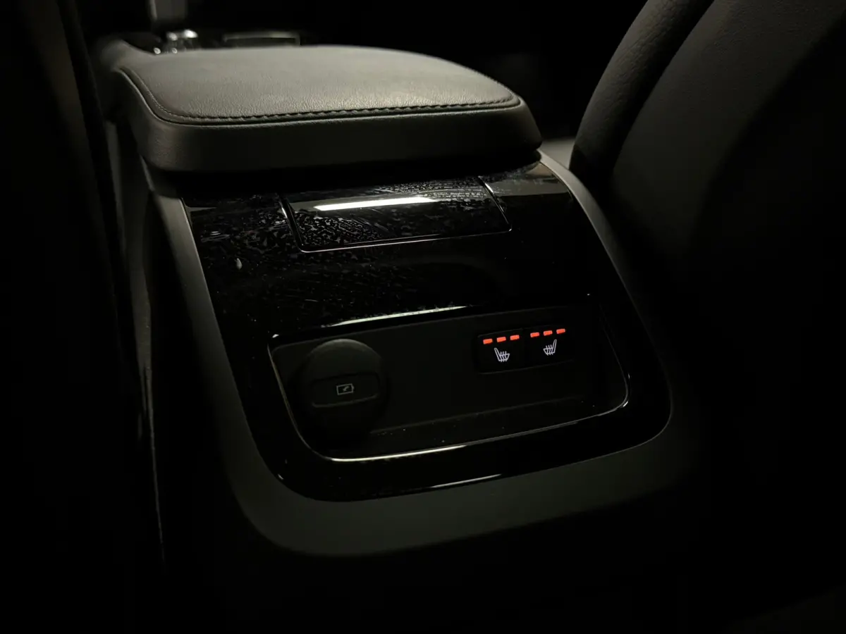 T6 AWD Recharge Ultra Dark | Trekhaak | 360 Camera | Schuifdak | Head-Up Display | Harman Kardon | Adaptieve Cruise Control | Stoelverwarming voor+achter | Stuurwielverwarming | Full LED Mee
