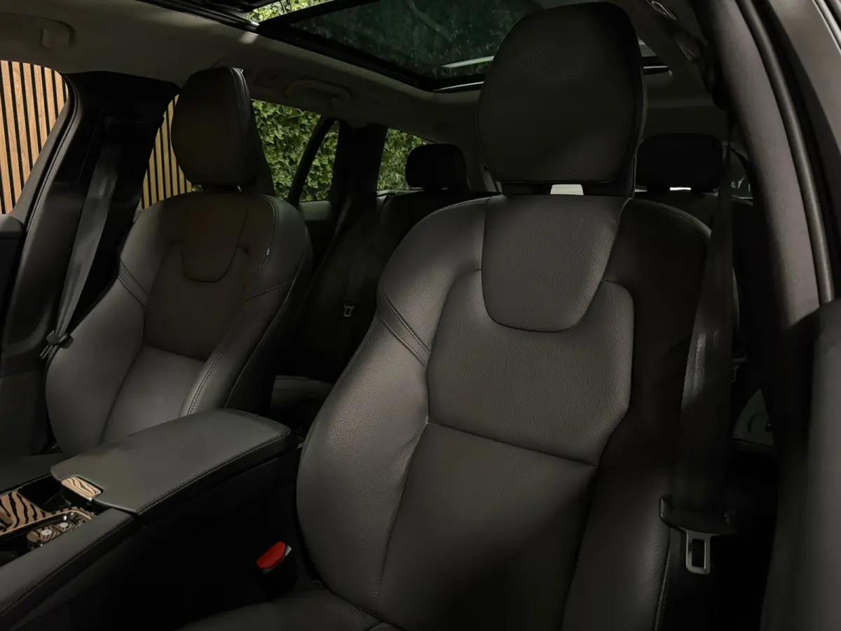 T6 AWD Recharge Ultra Dark | Trekhaak | 360 Camera | Schuifdak | Head-Up Display | Harman Kardon | Adaptieve Cruise Control | Stoelverwarming voor+achter | Stuurwielverwarming | Full LED Mee
