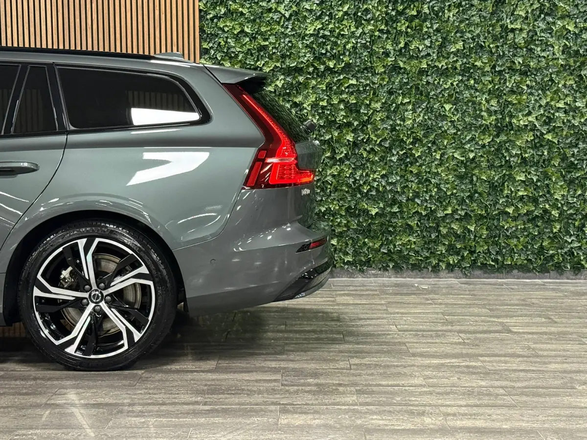 T6 AWD Recharge Ultra Dark | Trekhaak | 360 Camera | Schuifdak | Head-Up Display | Harman Kardon | Adaptieve Cruise Control | Stoelverwarming voor+achter | Stuurwielverwarming | Full LED Mee