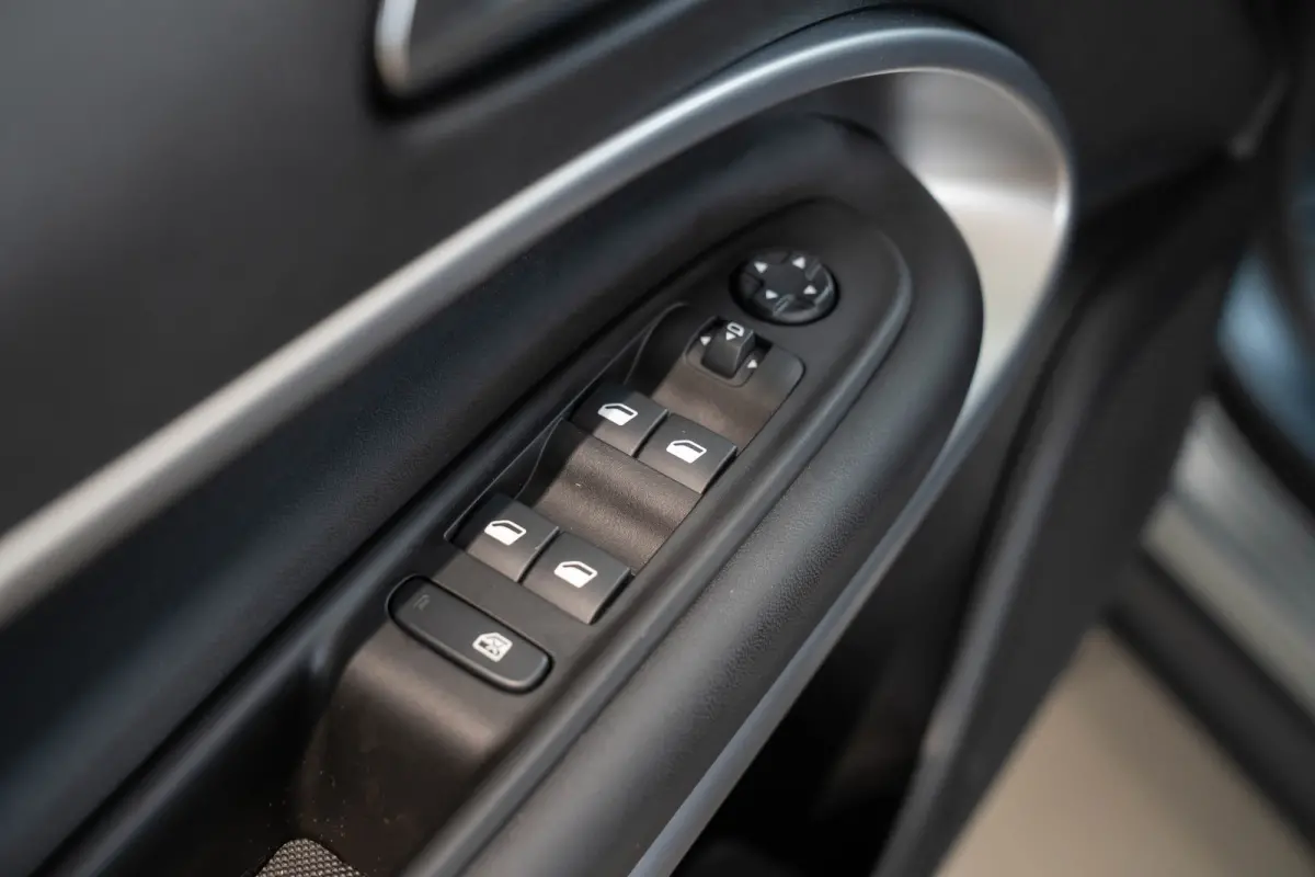 1.2 e-Hybrid Summit | Tot 8 Jaar Garantie | Voorruit verwarming | Camera | Navigatie | Keyless | Stoelverwarming |
