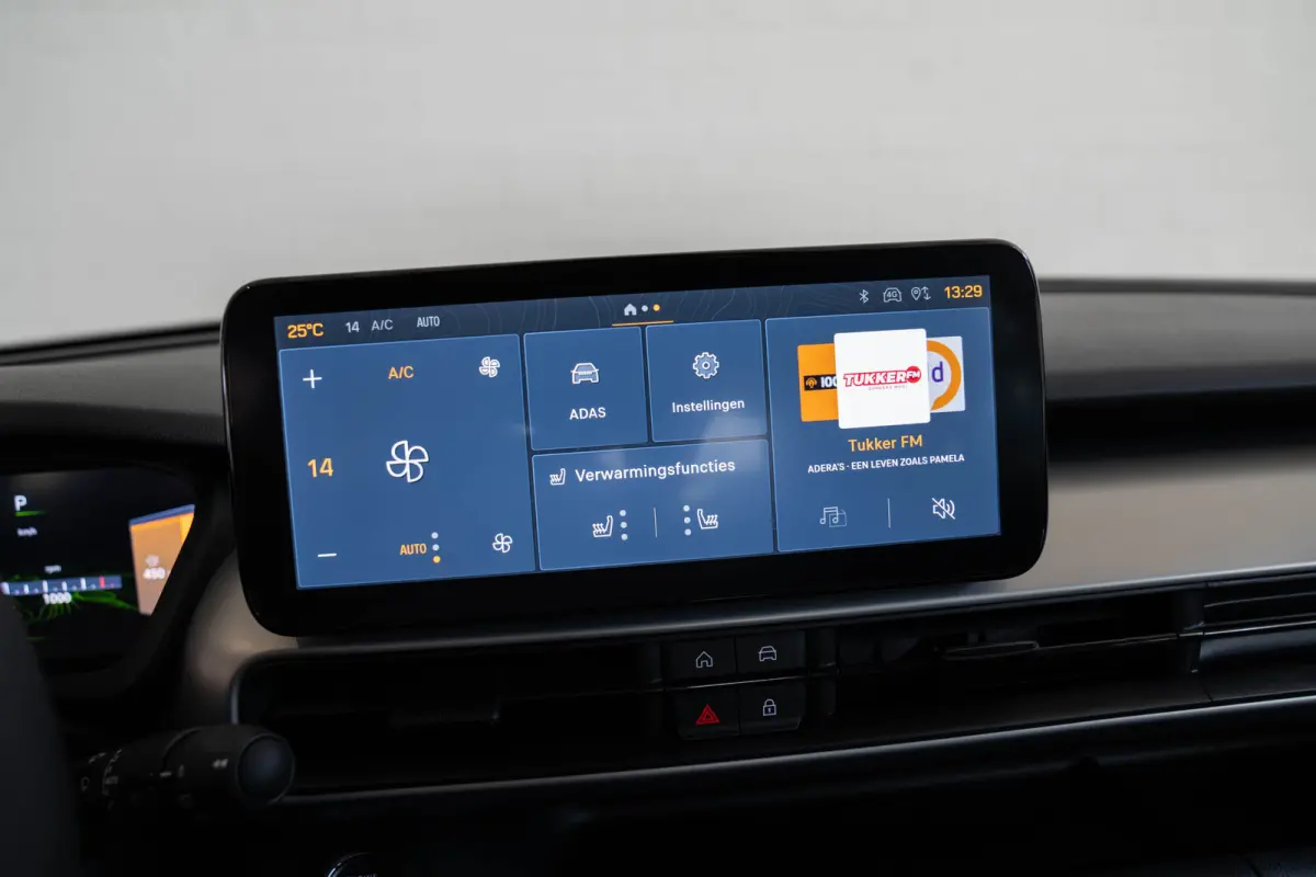 1.2 e-Hybrid Summit | Navigatie | Camera | Keyless | Elektrische Achterklep | Stoelverwarming | Verwarmd voorraam | Apple Carplay & Android Auto |