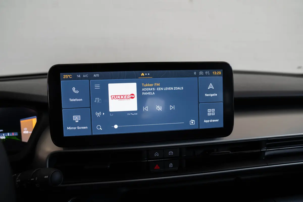 1.2 e-Hybrid Summit | Navigatie | Camera | Keyless | Elektrische Achterklep | Stoelverwarming | Verwarmd voorraam | Apple Carplay & Android Auto |