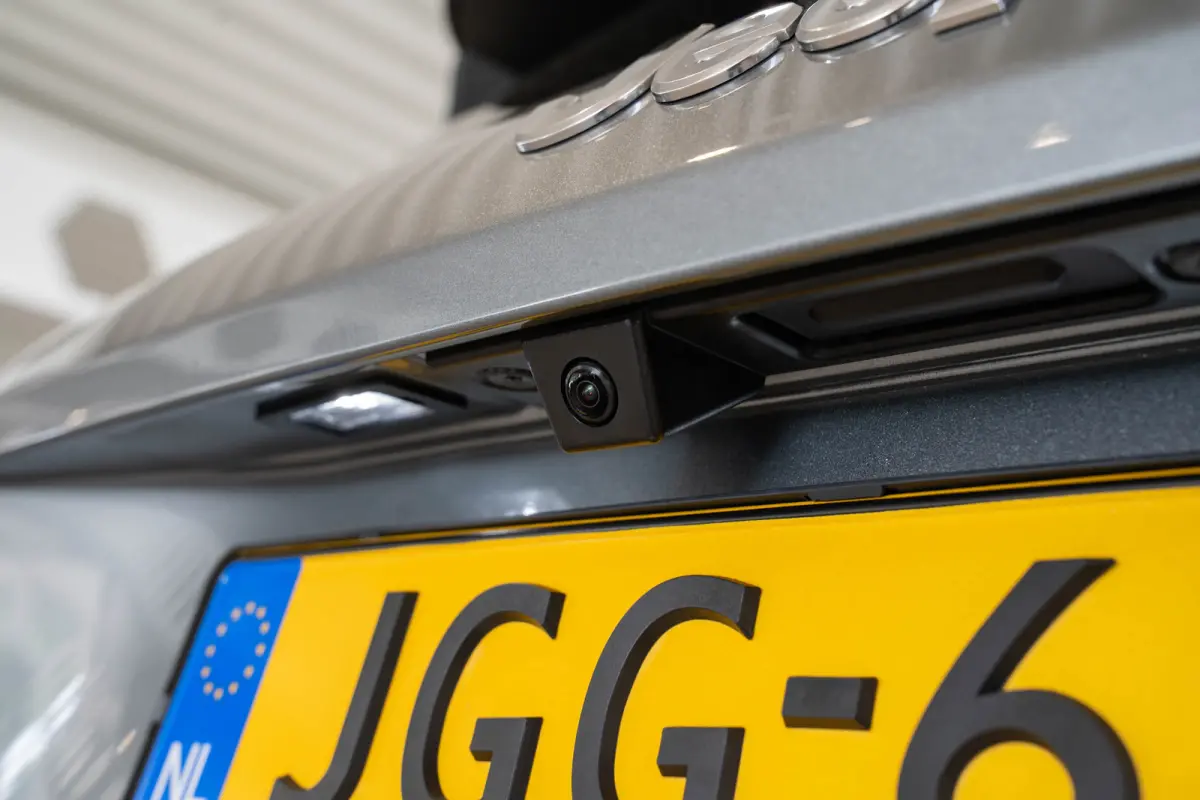 1.2 e-Hybrid Summit | Navigatie | Camera | Keyless | Elektrische Achterklep | Stoelverwarming | Verwarmd voorraam | Apple Carplay & Android Auto |