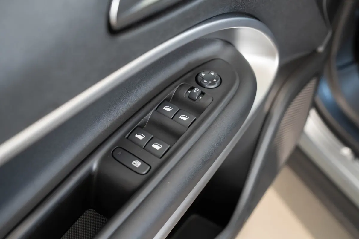 1.2 e-Hybrid Summit | Navigatie | Camera | Keyless | Elektrische Achterklep | Stoelverwarming | Verwarmd voorraam | Apple Carplay & Android Auto |