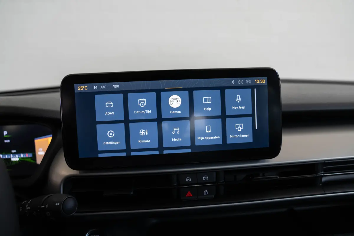 1.2 e-Hybrid Summit | Navigatie | Camera | Keyless | Elektrische Achterklep | Stoelverwarming | Verwarmd voorraam | Apple Carplay & Android Auto |