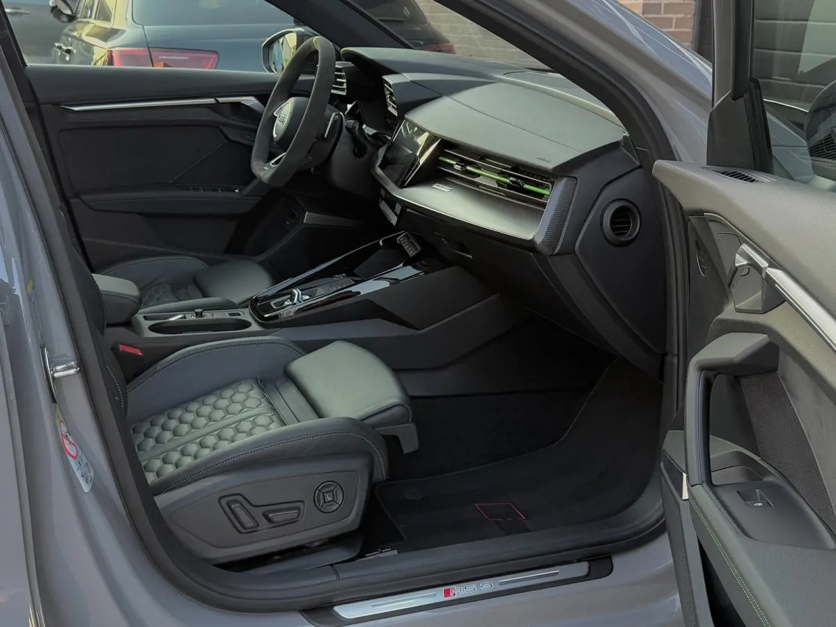 2.5 TFSI RS3 Quattro / Keramisch / Hulk / Carbon / Massage / Pano / Memory / B&O / Carplay / Lane / Garantie /