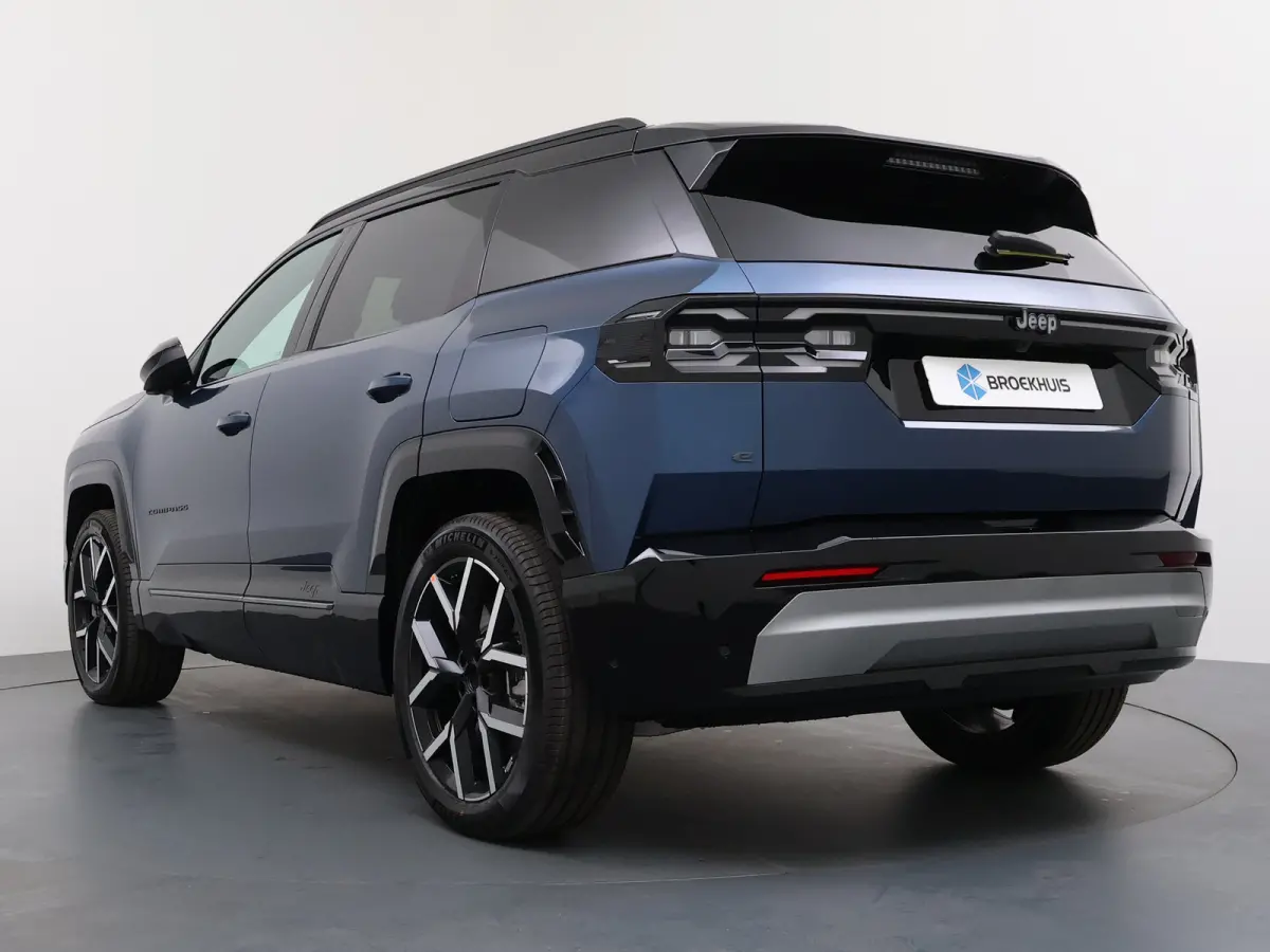 First Edition | 10" digitaal instrumentencluster | 11 kW boordlader (alleen op elektrisch) | 16" infotainment scherm