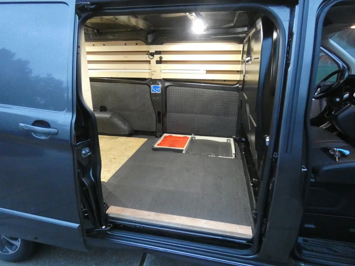 320 2.0 TDCI L2H1 Sport* navi/cam*xenon*