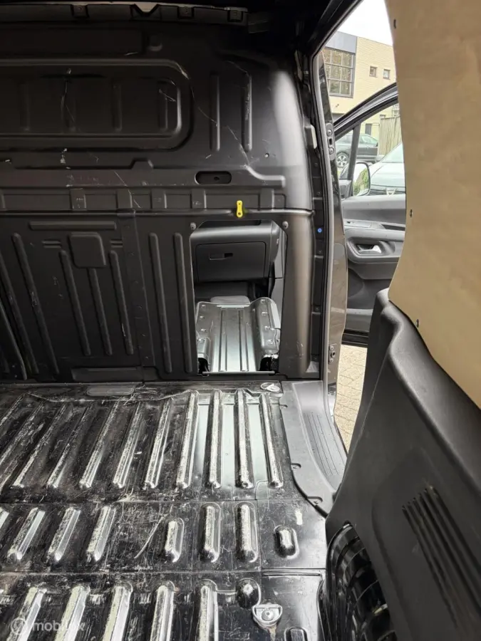 1.5 BlueHDi 102 PK € 16.500 ex /binnenspiegelcamera / airco / FM nav / Carplay / camera 360