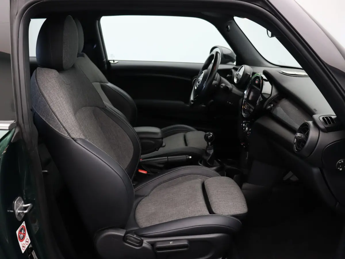 1.5 Cooper Serious Business | Sportstoelen | Sportpakket | Navi Pro | Airco |