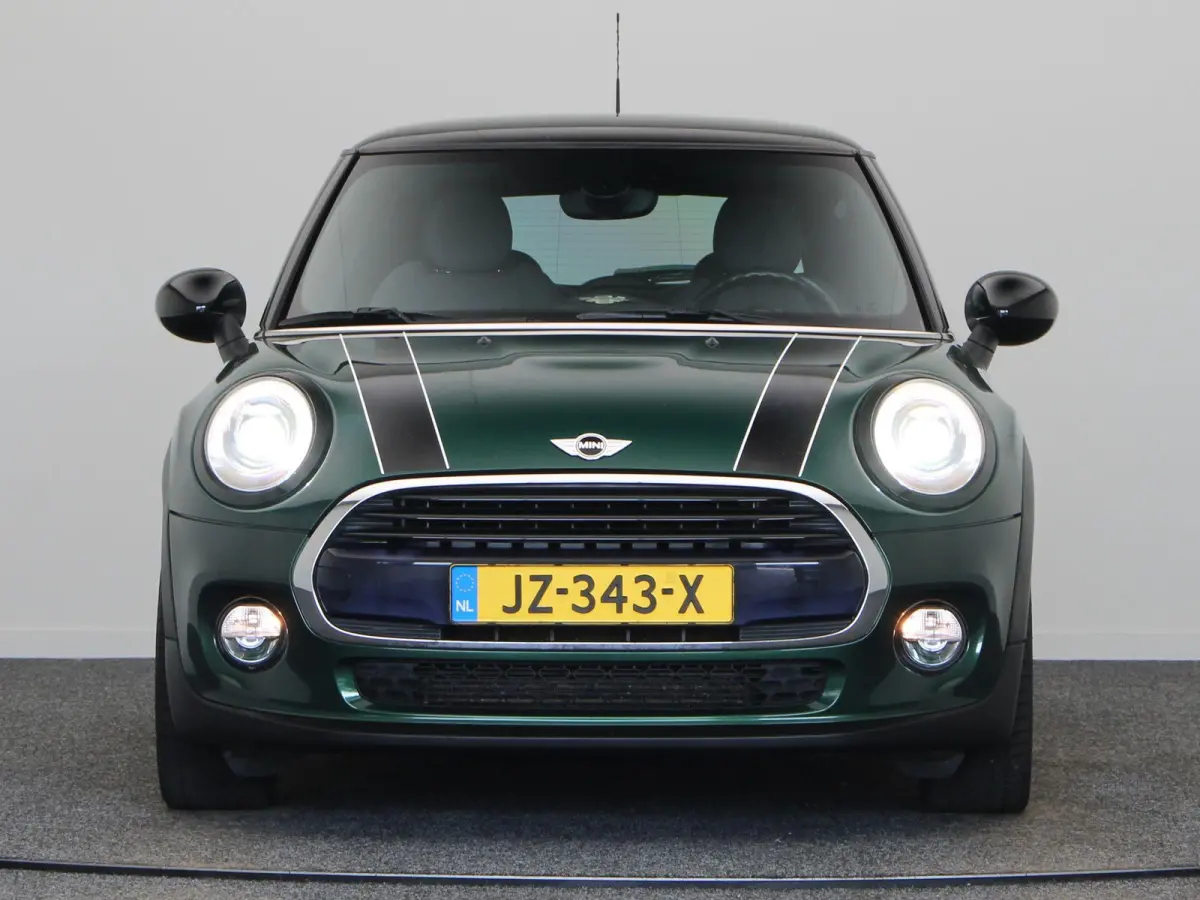 1.5 Cooper Serious Business | Sportstoelen | Sportpakket | Navi Pro | Airco |