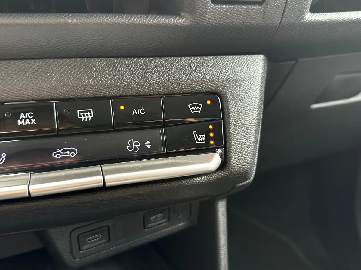 1.2 Turbo Hybrid 145 PK GS | 2+6 JAAR GARANTIE| STUUR, STOEL EN VOORRUITVERWARMING| DODEHOEK DETECTIE| ERGONOMISCHE COMFORTSTOELEN| ELEC. CLIMATE CONTROL| DRAADLOZE TELEFOONLADER| LED KOPLAM