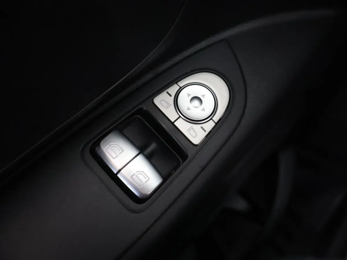 eVito L2 66 kWh | Stoelverwarming | Apple Carplay | Achteruitrijcamera | Airco | Dodehoekassistent |