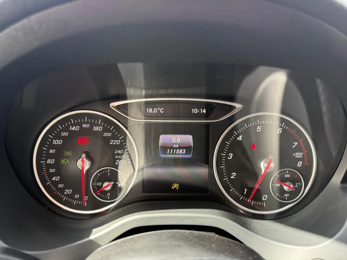 160 AMG Night Edition | 1E EIGENAAR | 12MND GARANTIE | LED | CRUISE | NAVI | BLUETOOTH | TREKHAAK |