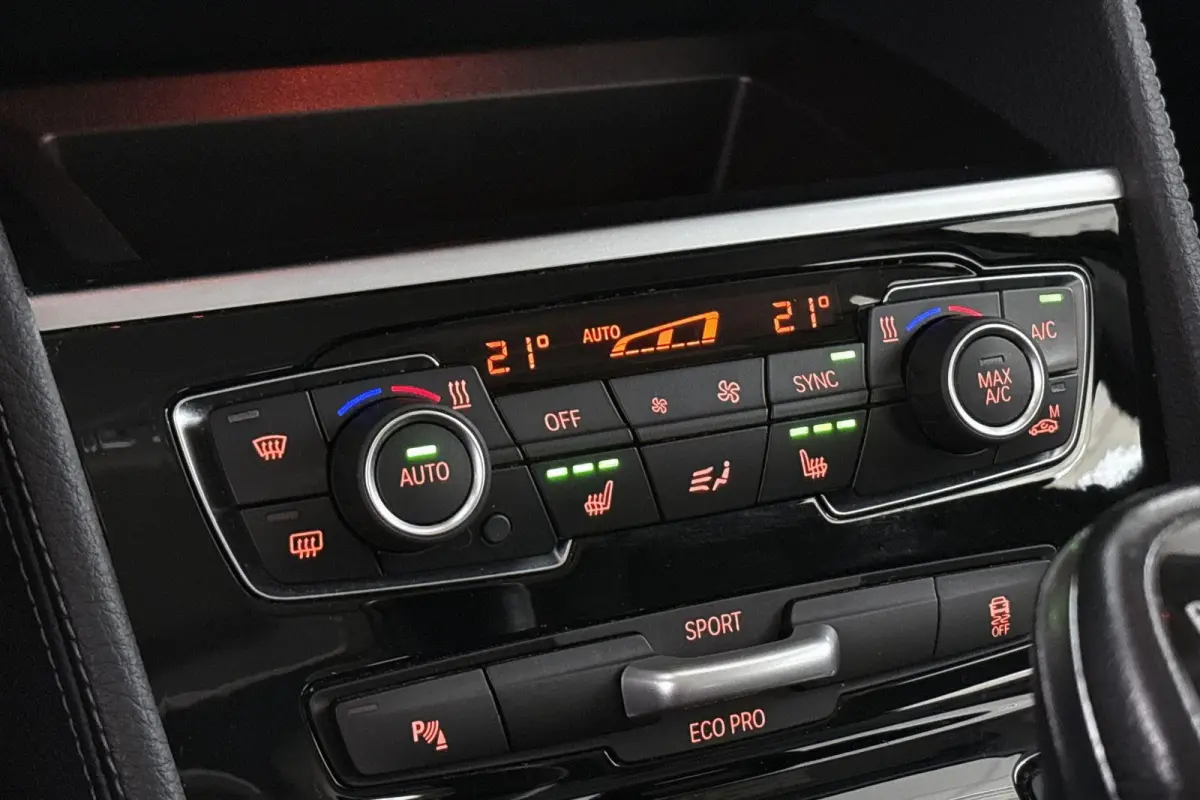 216i Business Edition Plus Trekhaak Stoelverwarming Head-Up Harman Kardon