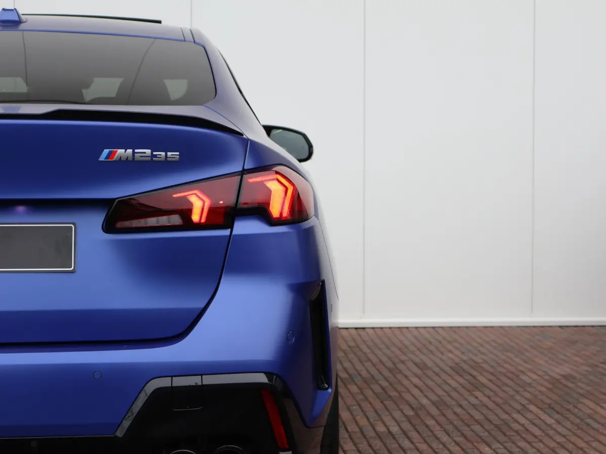M235 xDrive | M Sportpakket Pro | M Compound remsysteem | Panoramadak | Harman Kardon | Head-Up Display
