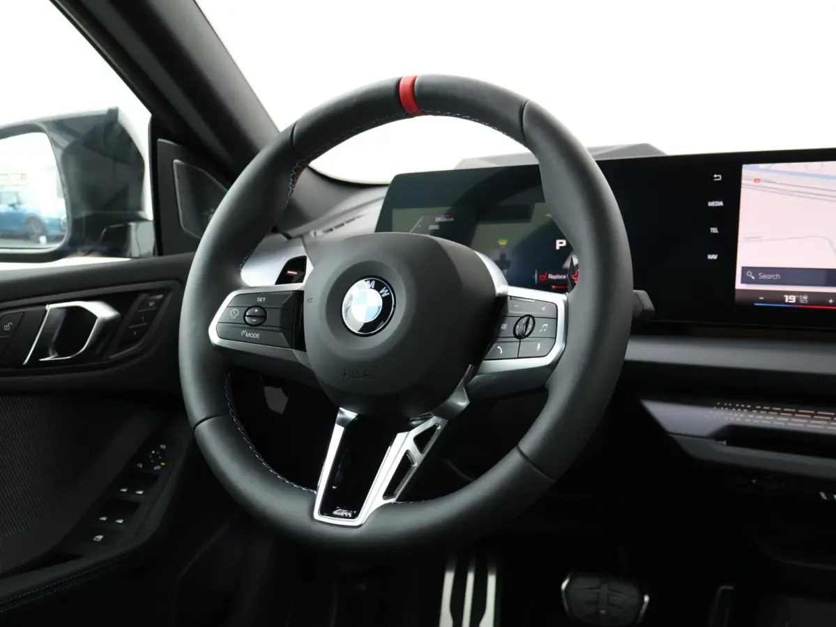 M235 xDrive | M Sportpakket Pro | M Compound remsysteem | Panoramadak | Harman Kardon | Head-Up Display