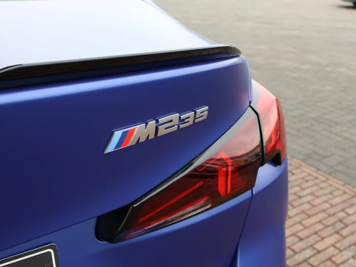 M235 xDrive | M Sportpakket Pro | M Compound remsysteem | Panoramadak | Harman Kardon | Head-Up Display